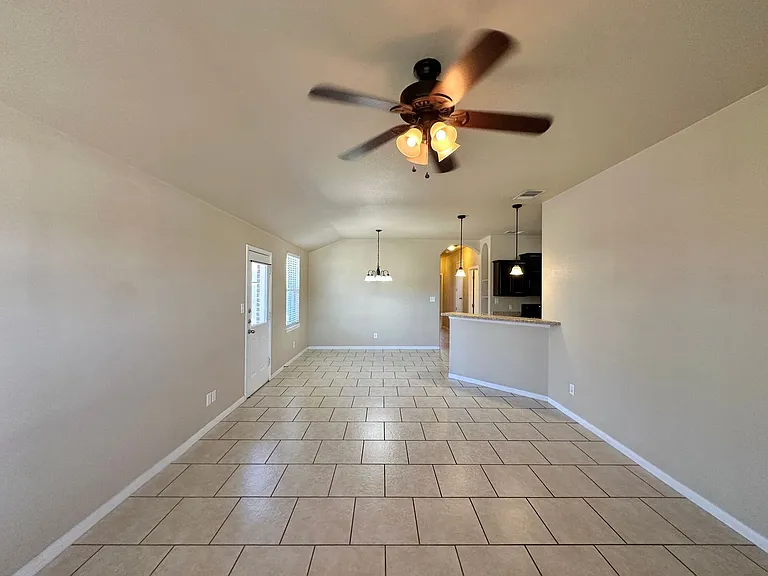 4601 Cambridge Dr — Photo 4