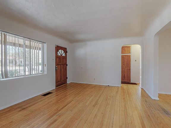 2nd image of 905 Carlisle Blvd NE