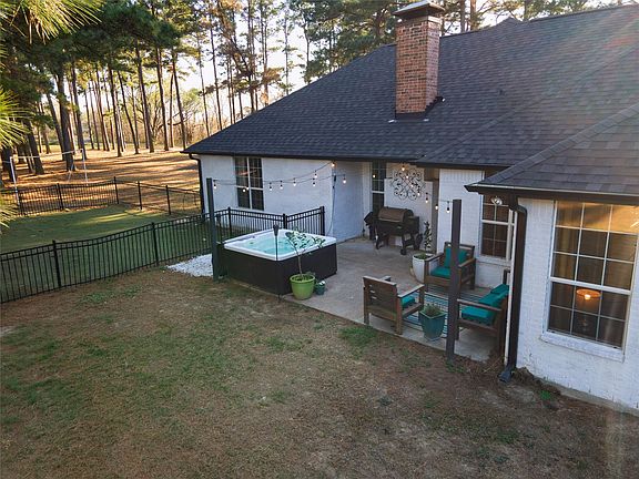 4th image of 1109 Robbins Rd