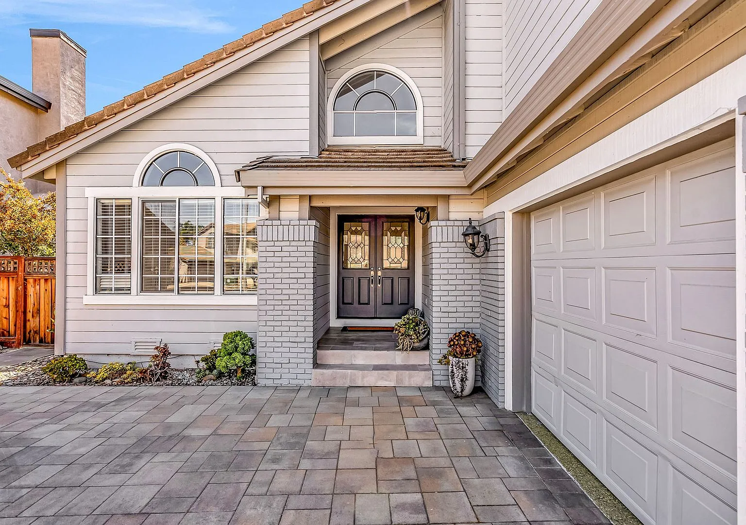 Fantastic Updated Beauty In The Gated Golf Course Community — Photo 3