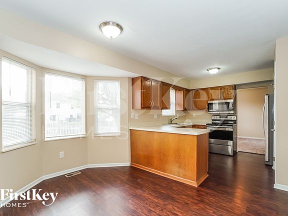 5th image of 603 Mulberry Way S