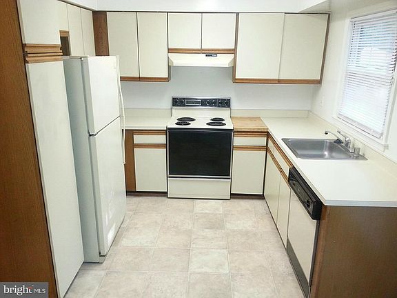 5th image of 3806 Angelton Ct