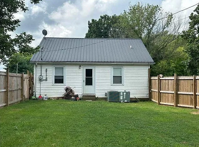 2 bed, 1.0 bath, 840 sqft, $1,100 — Photo 2