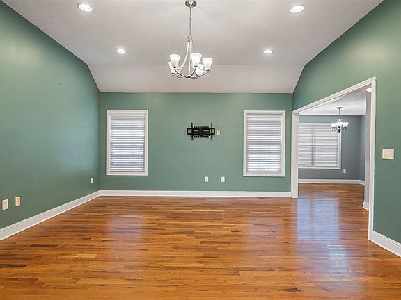 5th image of 300 Maple Ridge St