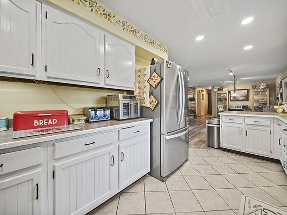 5th image of 330 Hessenauer Dr