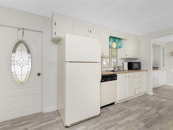 3rd image of 532 Walnut Cir
