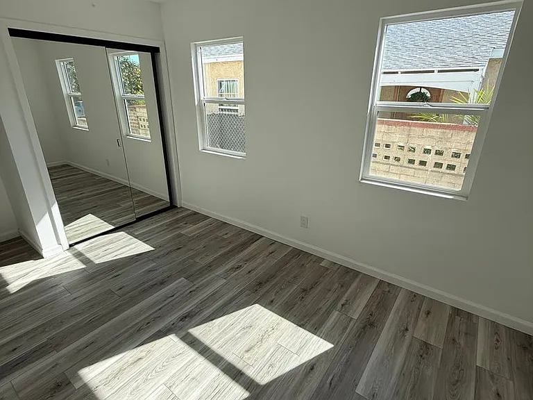 10214 Omelveny Ave — Photo 9