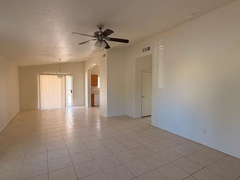 2133 W Roundwood Pl — Photo 3
