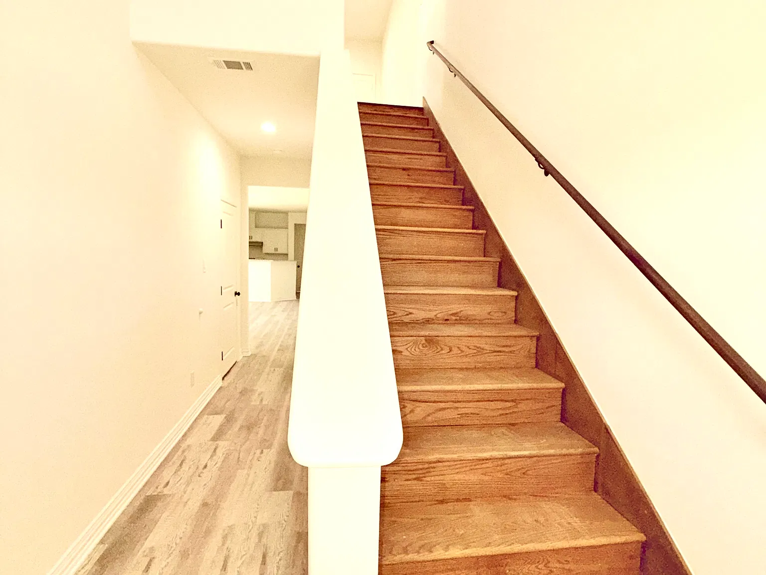 3 bed, 2.5 bath, 2240 sqft, $2,500 — Photo 4