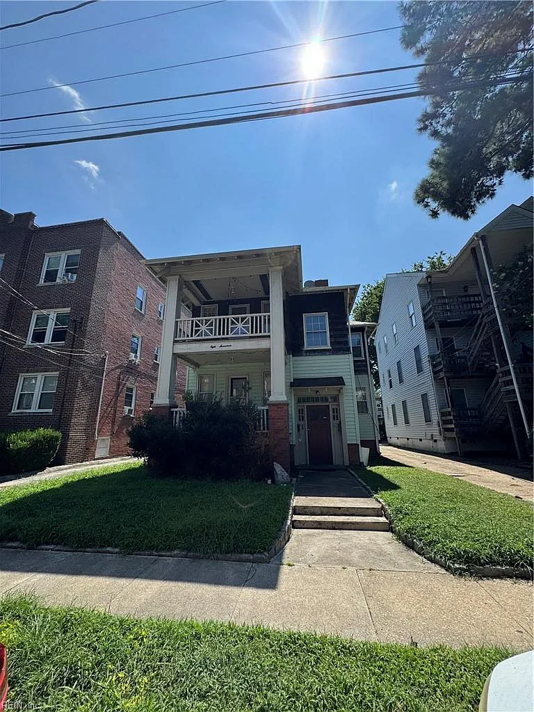 817 Gates AVE — Photo 4
