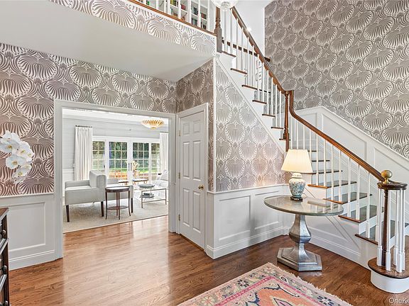 4th image of 10 Middle Hollow Road