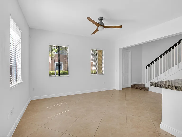 2515 Venetian Ct — Photo 12