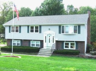 124 Carriage Hill Dr, Newington, CT 06111