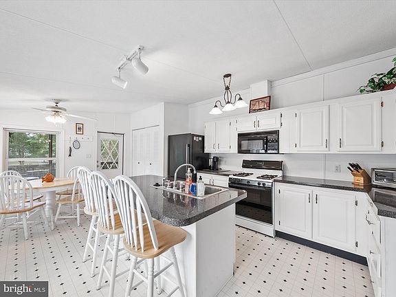 3rd image of 33405 Hartford Ct
