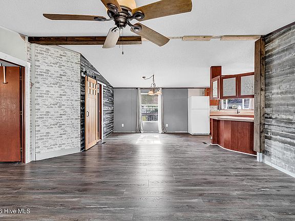 4th image of 982 Waterview Lane SW