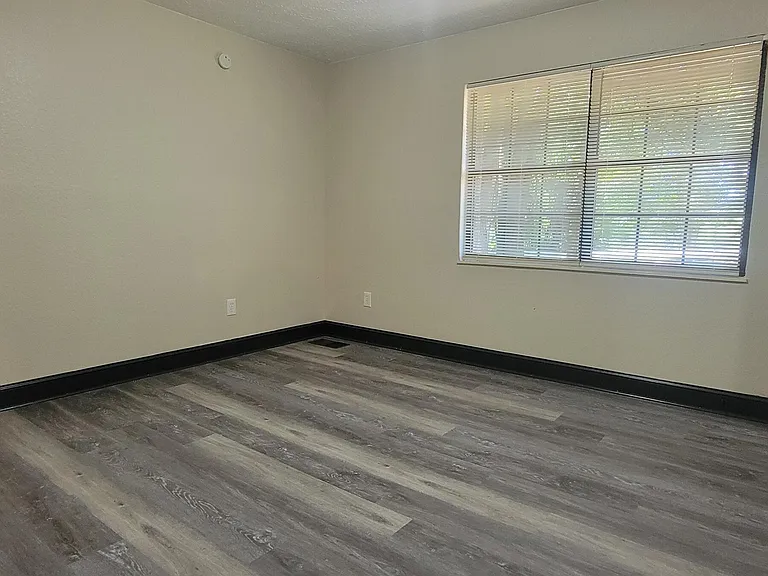 710 Dailey Ave — Photo 13