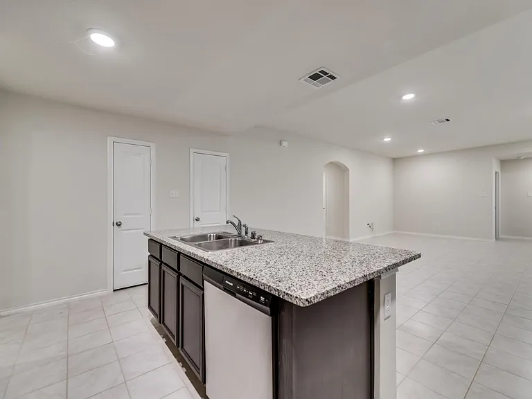 1302 Meadow Creek Dr — Photo 10