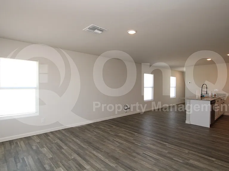3750 N San Carlos Dr — Photo 5
