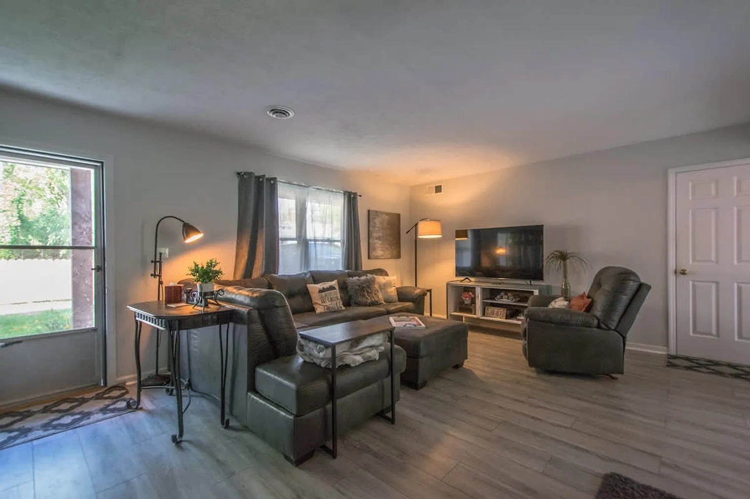 2 bed, 2.0 bath, 1194 sqft, $2,832 — Photo 2