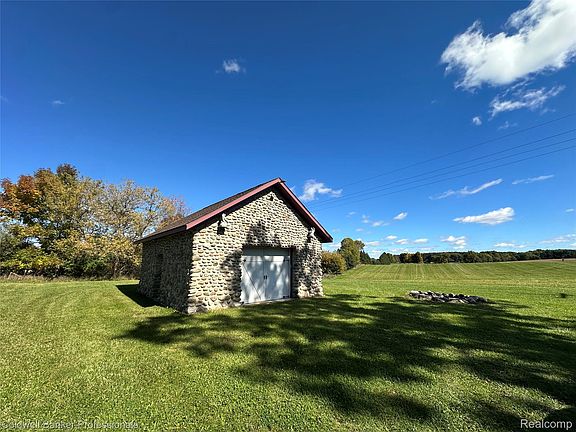 4th image of 1187 Hadley Rd