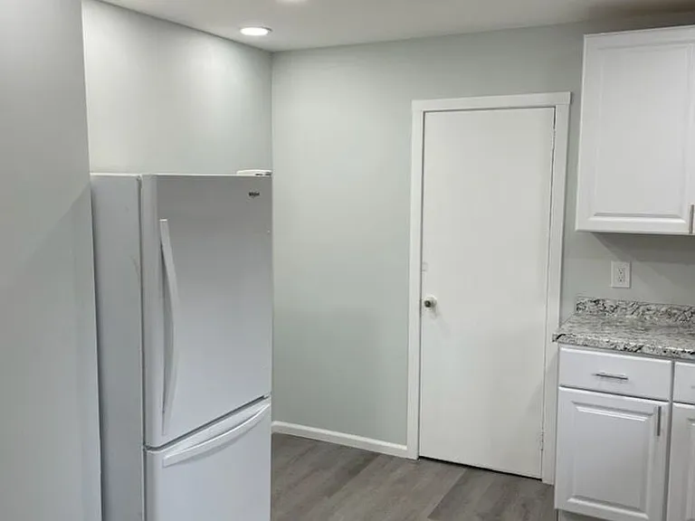 15 Duane Ave — Photo 8