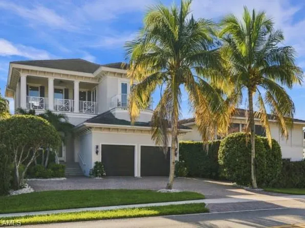 9222 Vanderbilt Dr, Naples, FL 34108