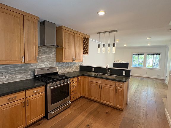 3rd image of 1402 Carmelita Ave
