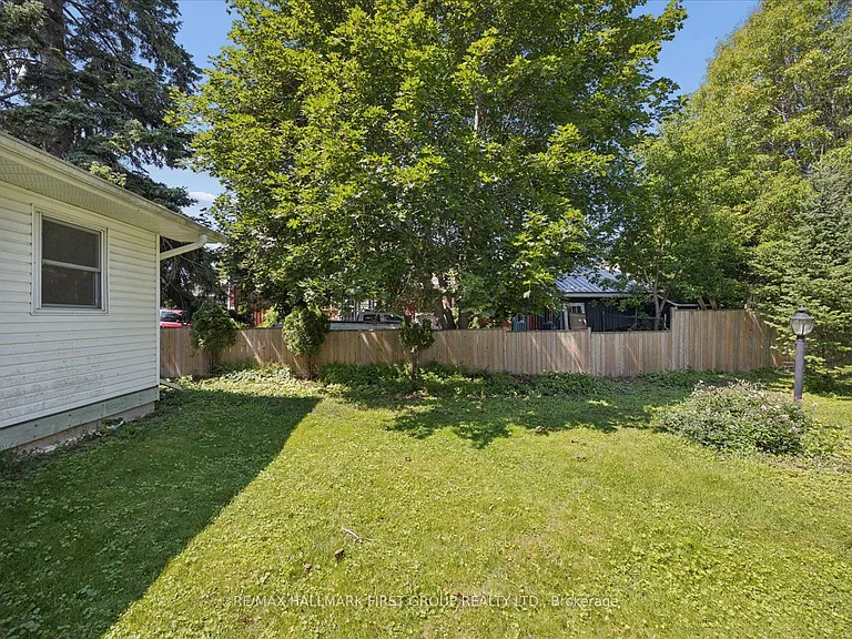 211 Casimir St — Photo 16