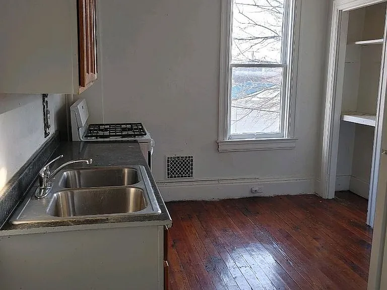 21 S Hartley St — Photo 2