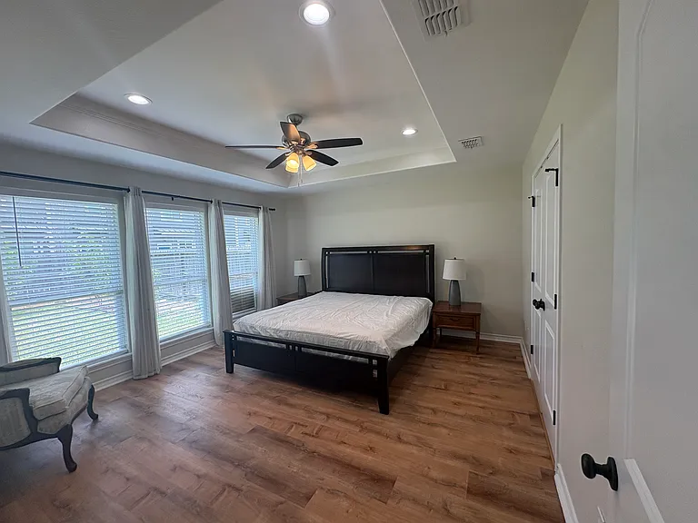 1921 Woodbend Dr — Photo 10