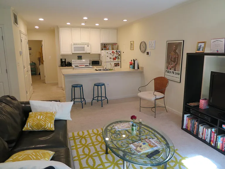 222 7th St NE #B — Photo 3
