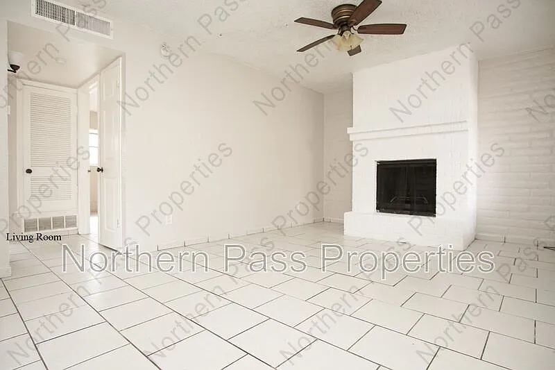 2 bed, 1.0 bath, 868 sqft, $1,015 — Photo 3