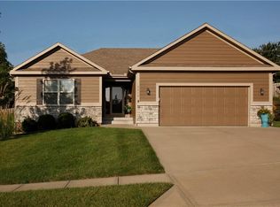 6216 Green Hills Ln, Kansas City, MO 64151