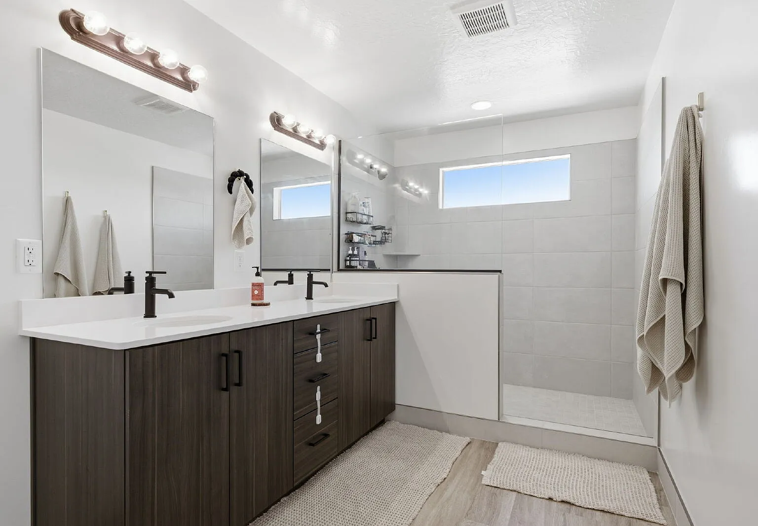 4 bed, 2.5 bath, 1739 sqft, $2,100 — Photo 3