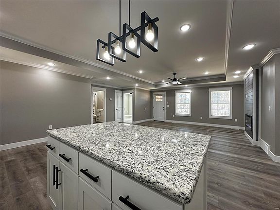 4th image of 241 Gladiola St