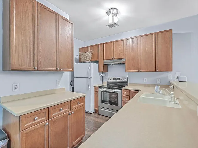 507 S Elgin Ct — Photo 10