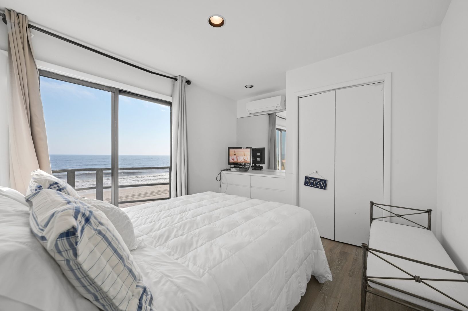  Oceanfront Guest Bedroom