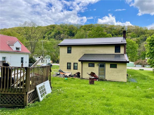 1018 Portersville Rd, Ellwood City, PA 16117