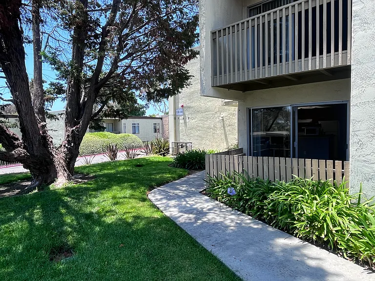 432 Edgehill Ln #129 — Photo 2