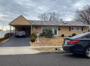 17 Tanglewood Ln, Levittown, PA 19054