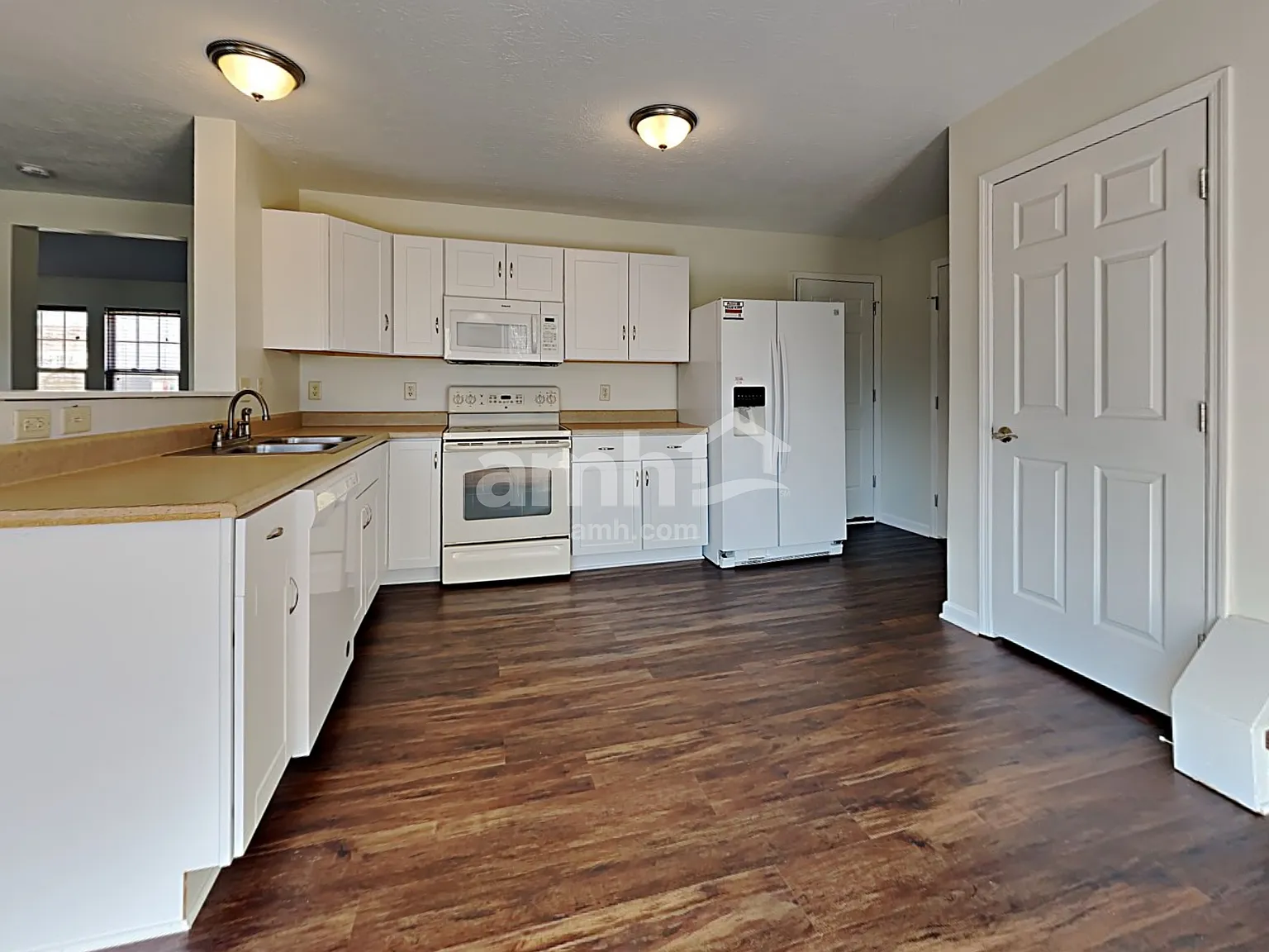 3 bed, 2.5 bath, 1686 sqft, $2,305 — Photo 3