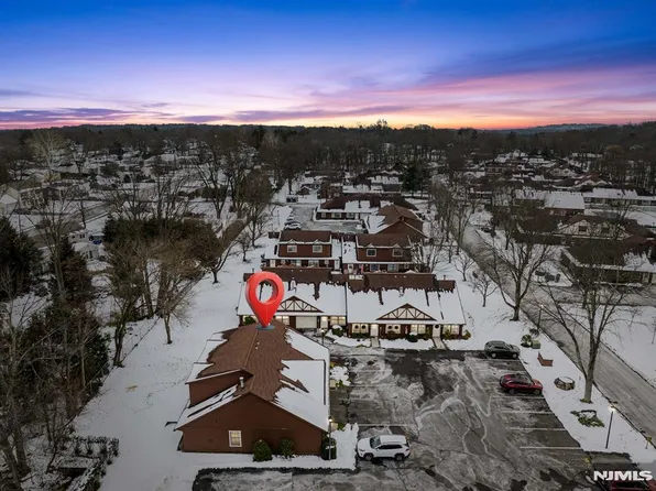 37-1 Tamaron Dr, Waldwick, NJ 07463