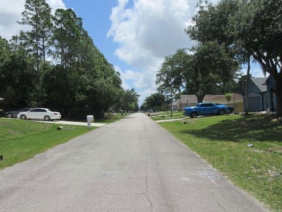 Exterior Neighborhood (street photo)