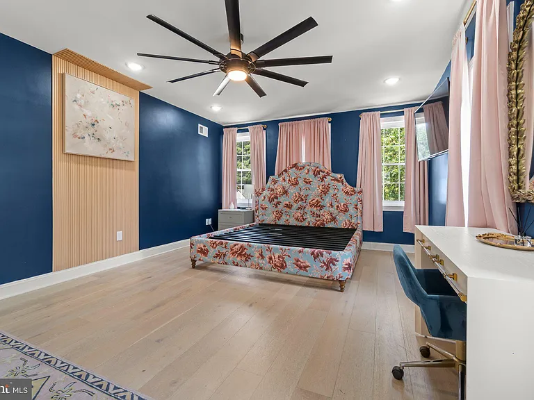 426 W Winona St — Photo 28