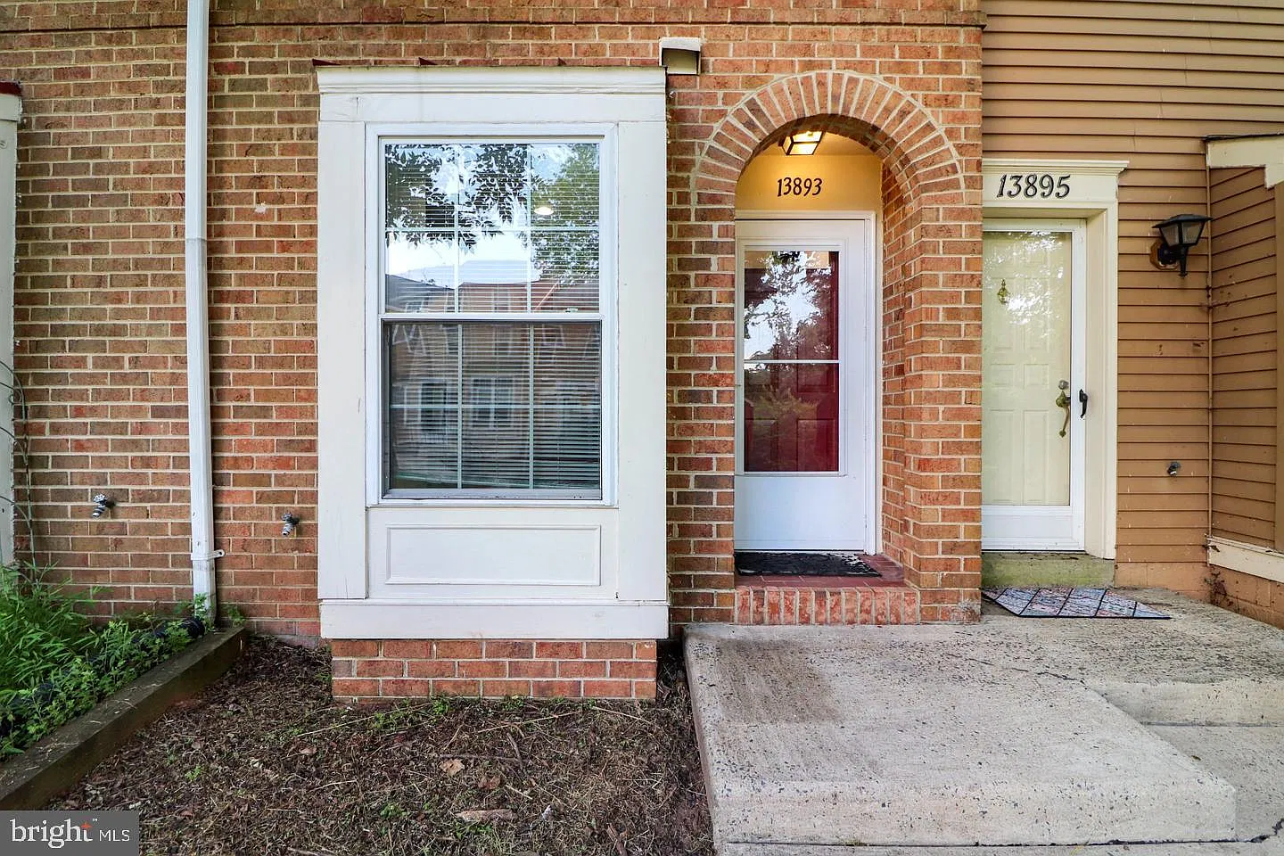 3 bed, 2.0 bath, 1129 sqft, $2,700 — Photo 2