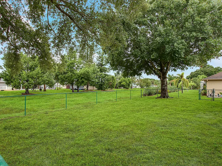 1198 SE Petunia Ave — Photo 10