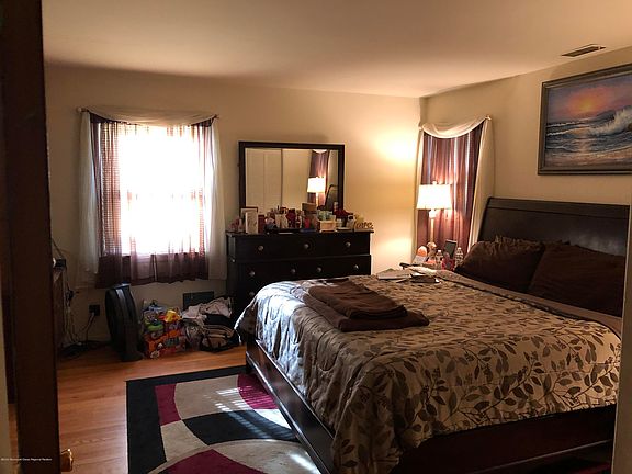 5th image of 271 Jerome Ave