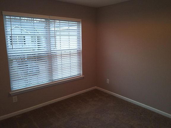 Front bedroom w/closet & tray ceiling