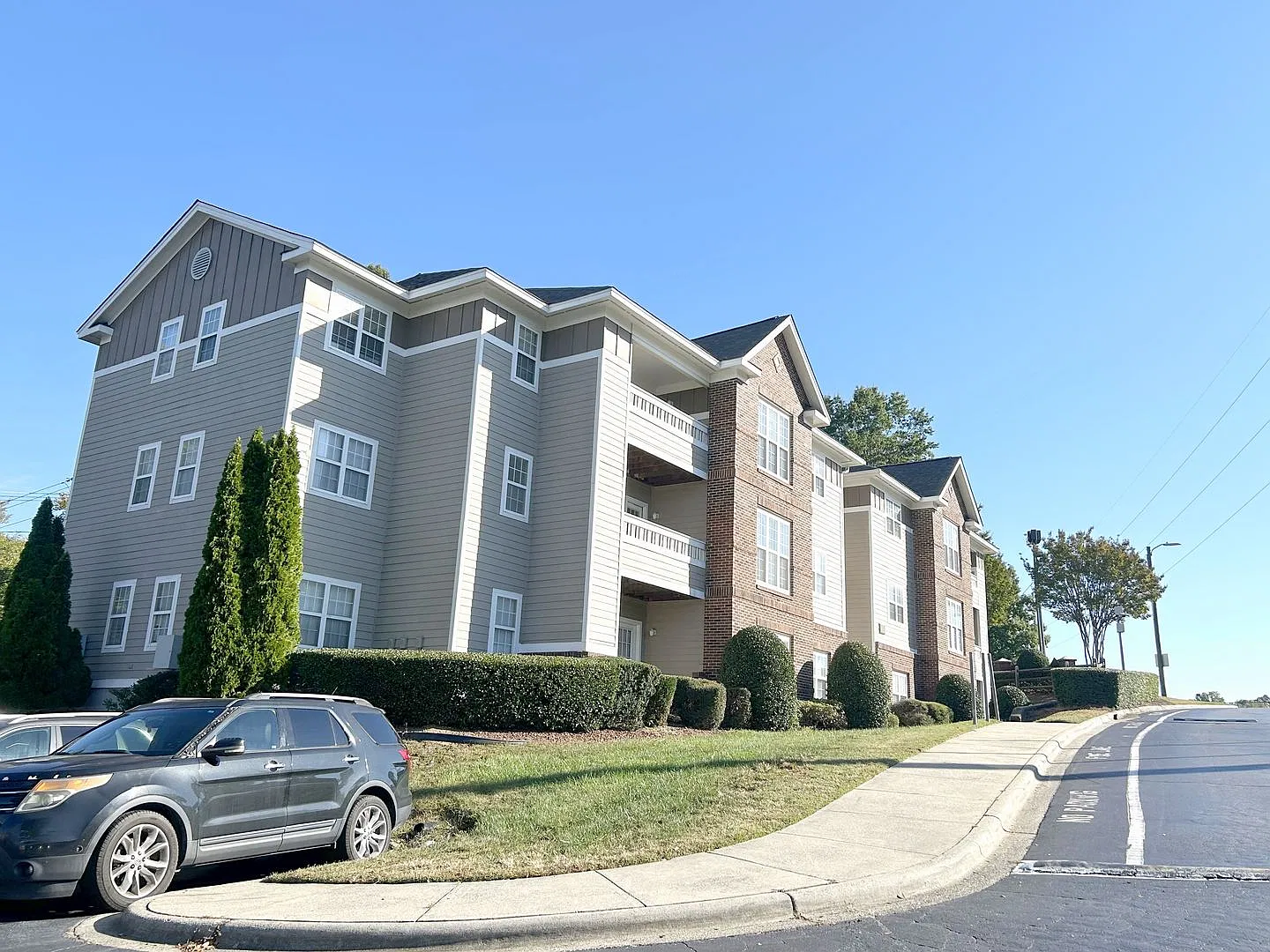 3BR/2BA 1st floor condo All Utilities + Internet Included Walk to UNC Charlotte — Photo 2