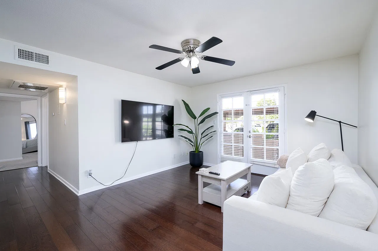 2 bed, 919 sqft, $3,900 — Photo 1